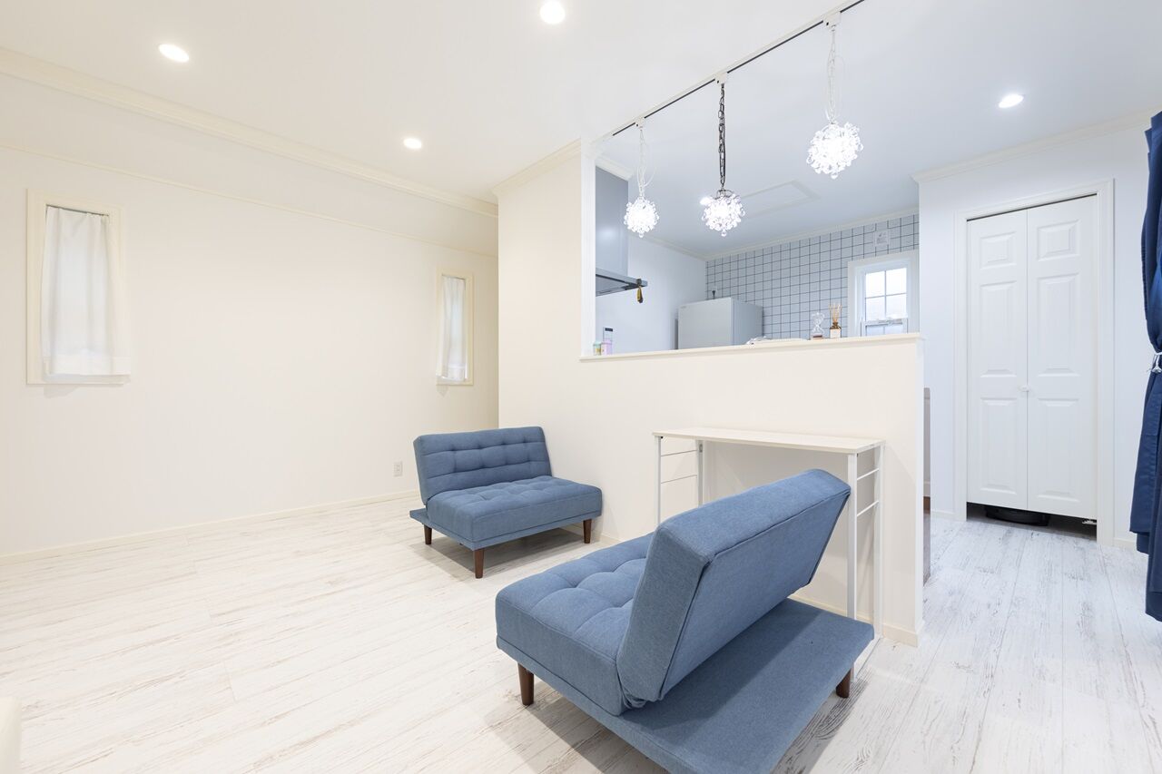 ハウス オブ デコ 【1000万円台/輸入住宅/2階リビング】まるで絵本から飛び出してきたような煙突のある住まいの建築実例画像3