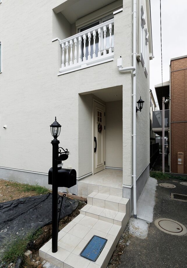 ハウス オブ デコ 【1000万円台/輸入住宅/3階建て】14.7坪の狭小地を有効活用したヨーロピアンスタイルの家の建築実例画像