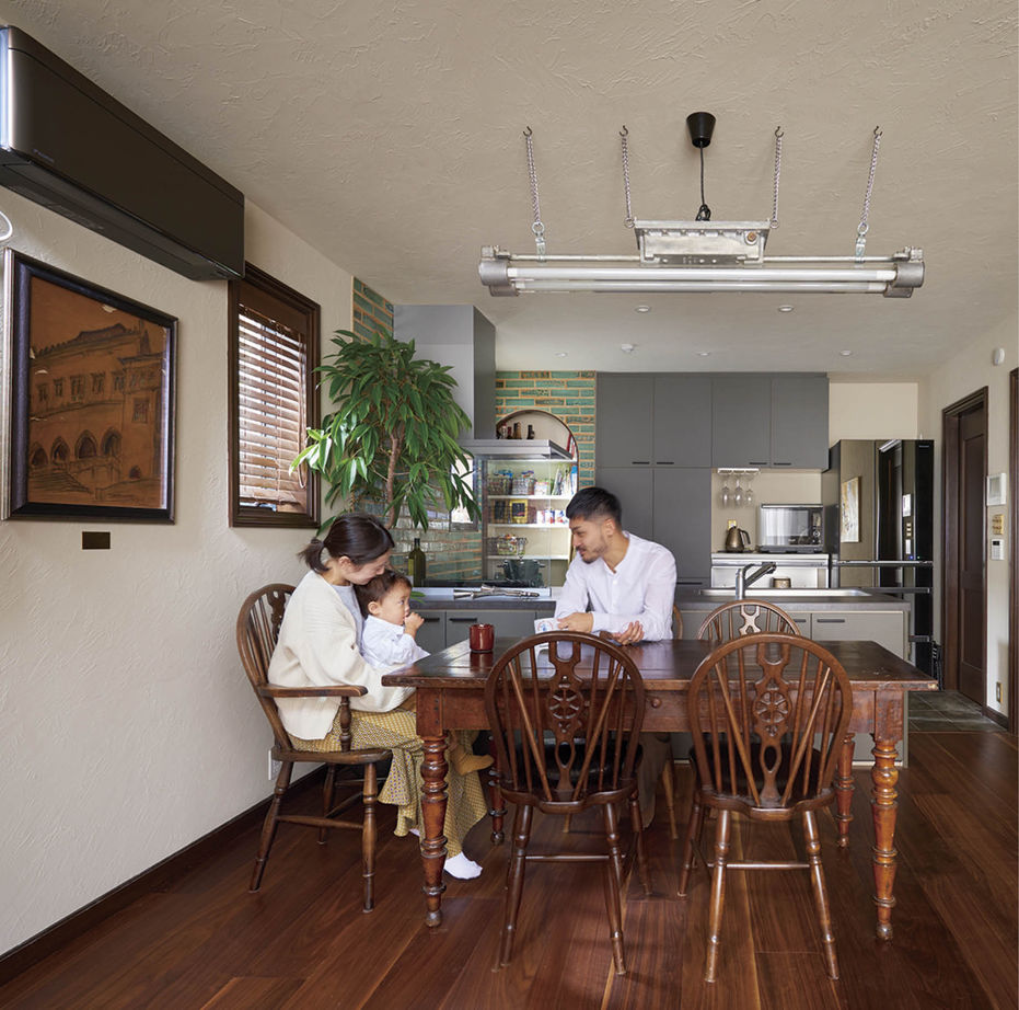 旭化成ホームズ（ヘーベルハウス） 素材の質感や風合いの変化を楽しむアンティークとモダンが融合した家の建築実例画像2