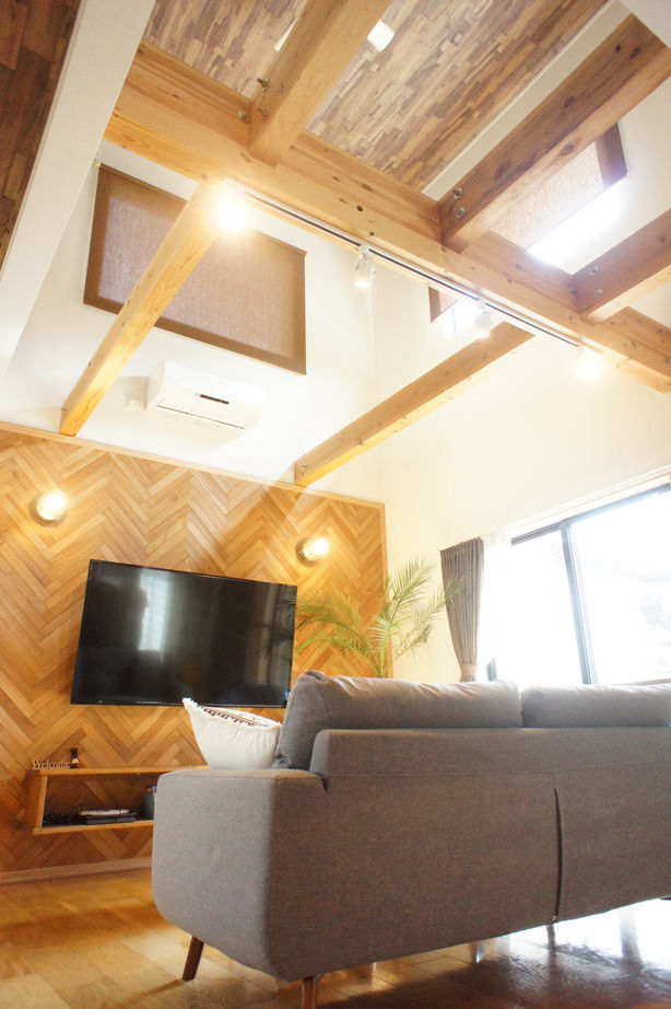 鈴木工務店 ヘリンボーンのアクセント壁を中心にしたカリフォルニアスタイルの家の建築実例画像2