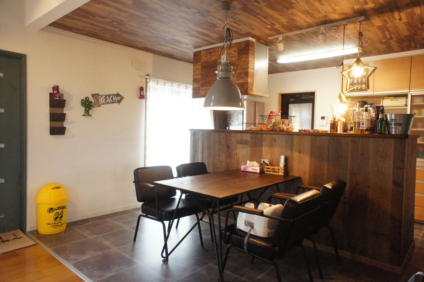 鈴木工務店 ヘリンボーンのアクセント壁を中心にしたカリフォルニアスタイルの家の建築実例画像3