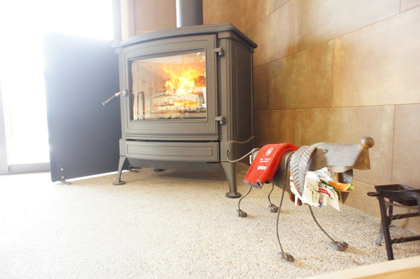 鈴木工務店 【宮城県仙台市】自然に囲まれた生活を楽しむ、カバードポーチと薪ストーブのある家の建築実例画像2