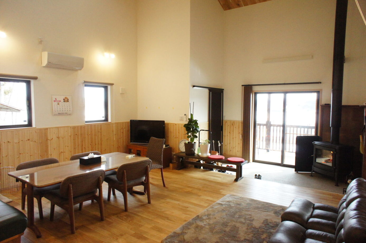 鈴木工務店 【宮城県仙台市】自然に囲まれた生活を楽しむ、カバードポーチと薪ストーブのある家の建築実例画像3