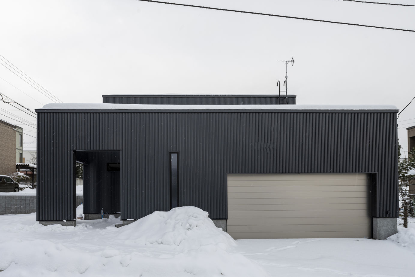 太平ホーム北海道 【3000～3500万円/ビルトインガレージ/アイランドキッチン】黒を基調としたアーバンスタイルな住まいの建築実例画像2