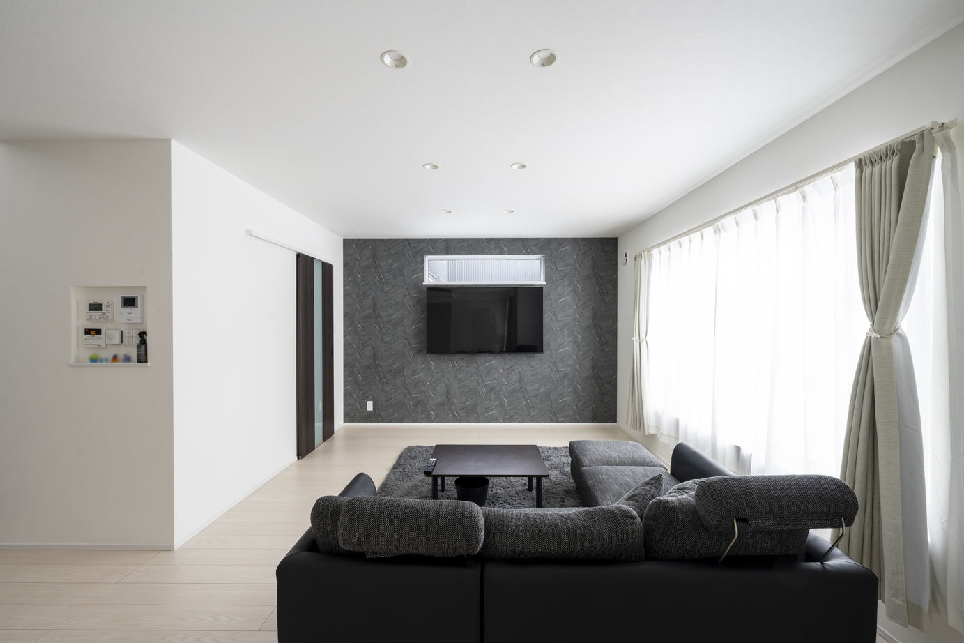 太平ホーム北海道 【3000～3500万円/ビルトインガレージ/アイランドキッチン】黒を基調としたアーバンスタイルな住まいの建築実例画像3