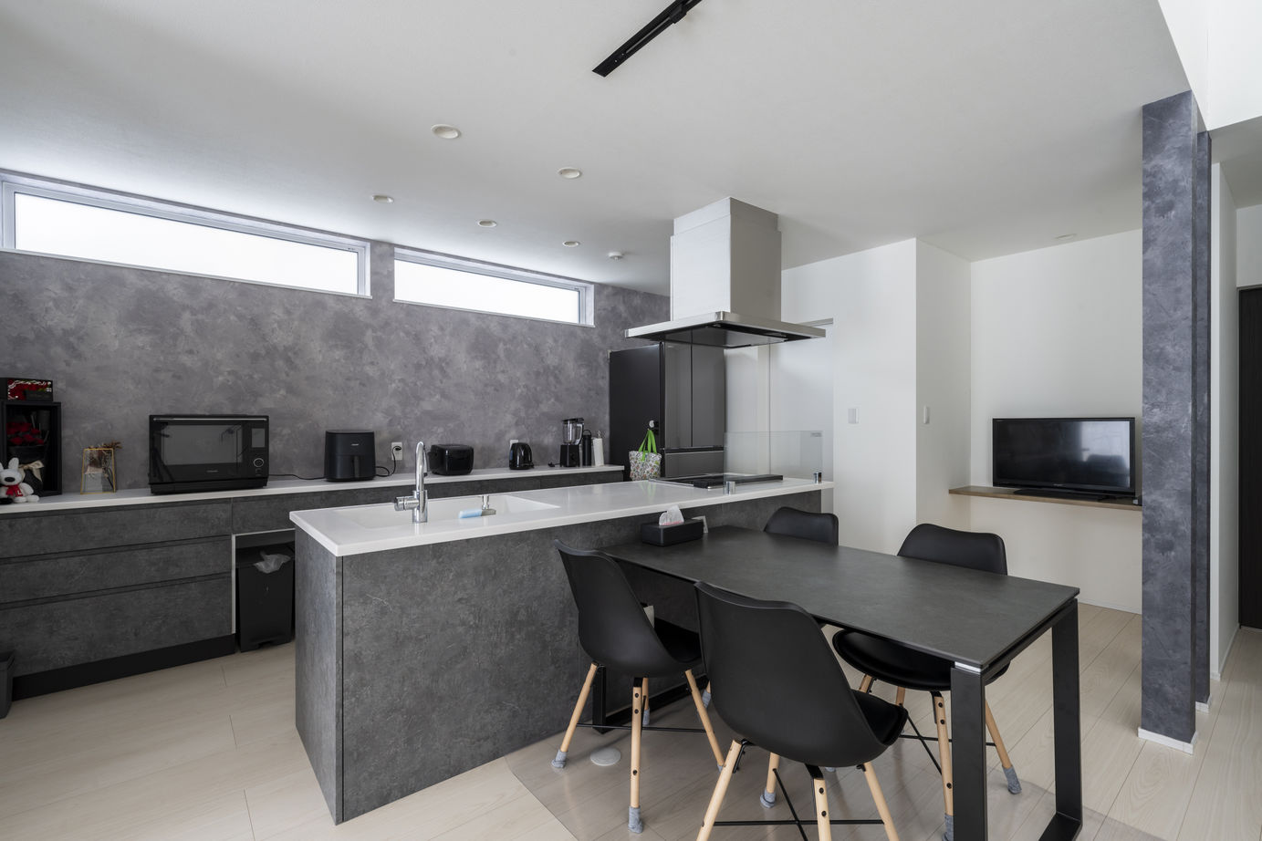 太平ホーム北海道 【3000～3500万円/ビルトインガレージ/アイランドキッチン】黒を基調としたアーバンスタイルな住まいの建築実例画像4