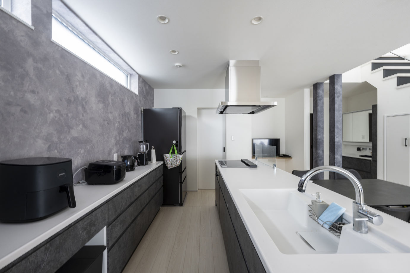 太平ホーム北海道 【3000～3500万円/ビルトインガレージ/アイランドキッチン】黒を基調としたアーバンスタイルな住まいの建築実例画像5