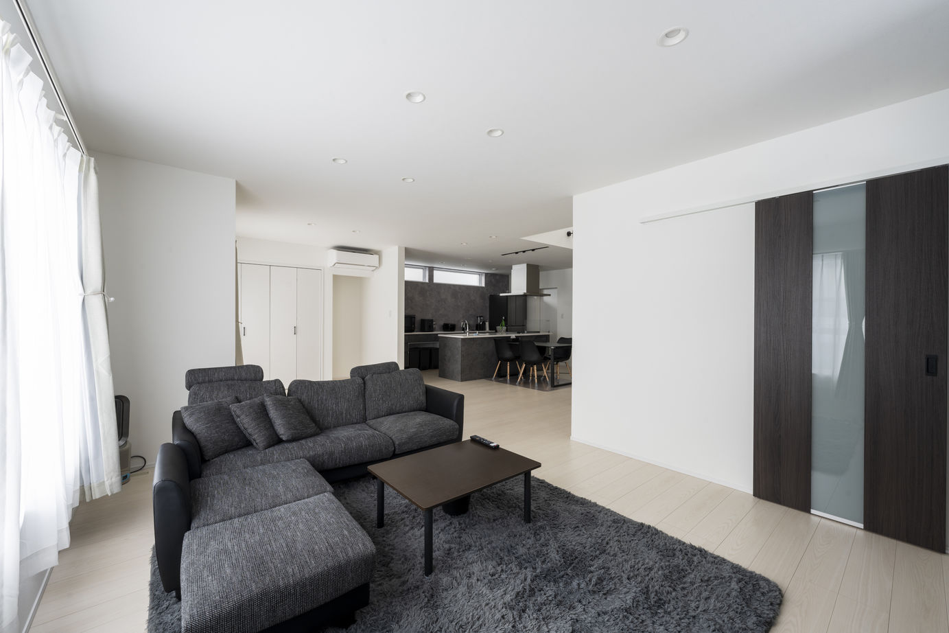 太平ホーム北海道 【3000～3500万円/ビルトインガレージ/アイランドキッチン】黒を基調としたアーバンスタイルな住まいの建築実例画像6