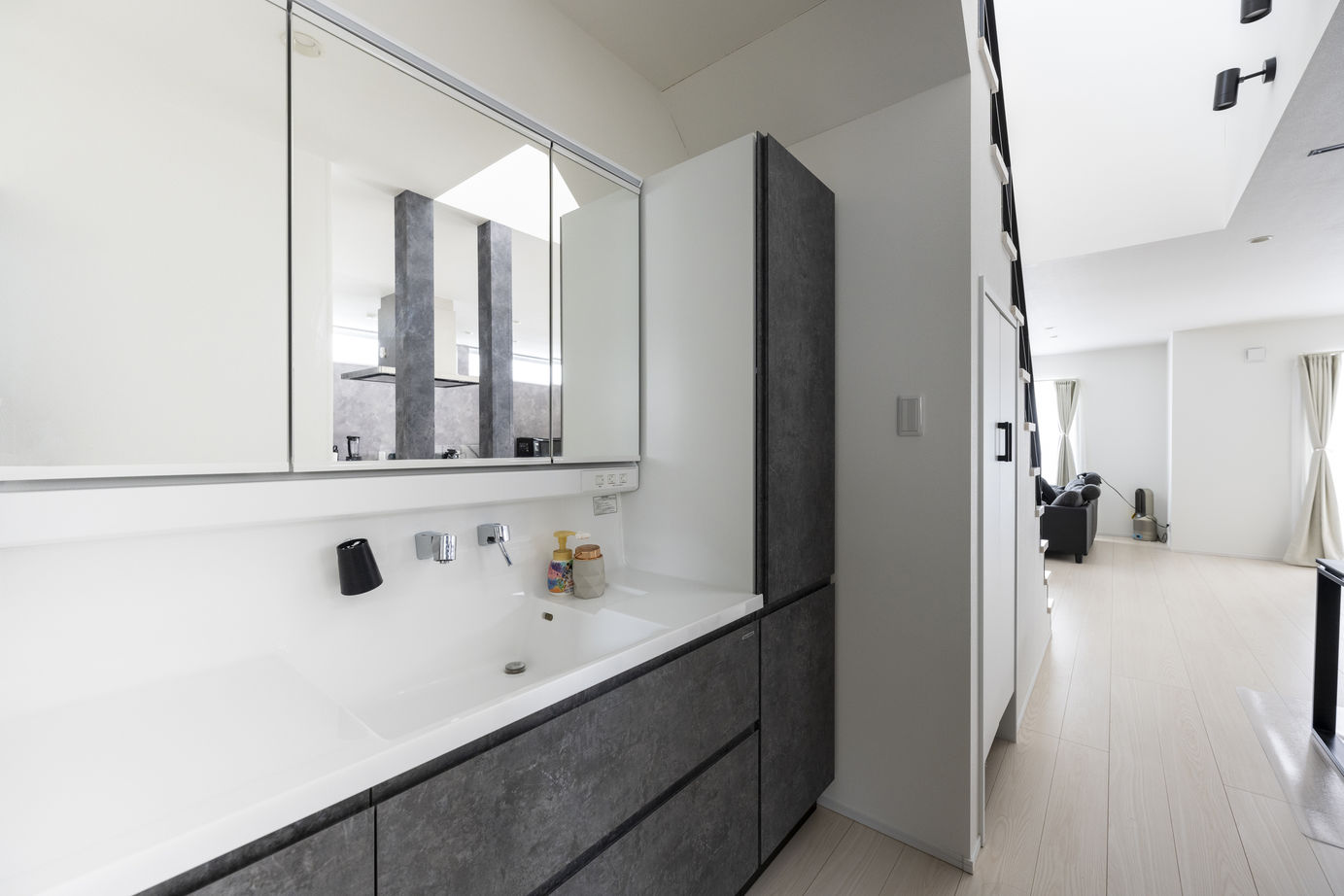 太平ホーム北海道 【3000～3500万円/ビルトインガレージ/アイランドキッチン】黒を基調としたアーバンスタイルな住まいの建築実例画像7