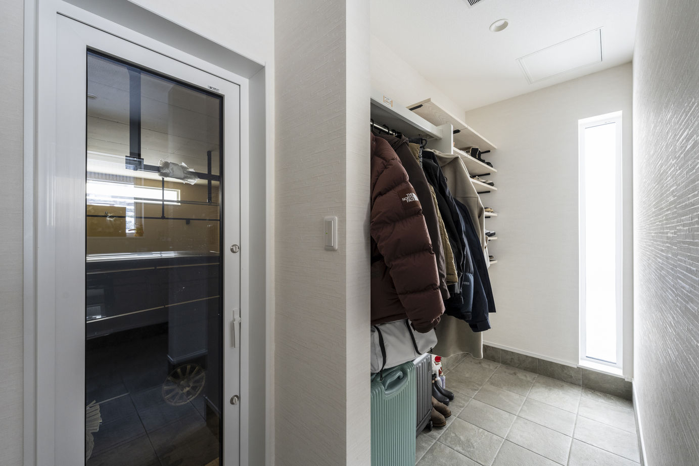 太平ホーム北海道 【3000～3500万円/ビルトインガレージ/アイランドキッチン】黒を基調としたアーバンスタイルな住まいの建築実例画像9