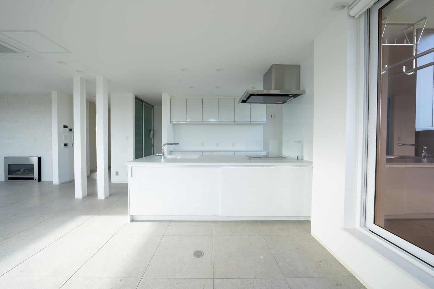 太平ホーム北海道 【ビルトインガレージ】スタイリッシュな内観が印象的なエレベーターのある家の建築実例画像2