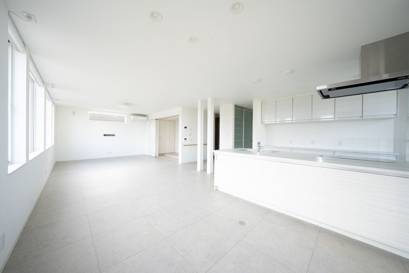 太平ホーム北海道 【ビルトインガレージ】スタイリッシュな内観が印象的なエレベーターのある家の建築実例画像3