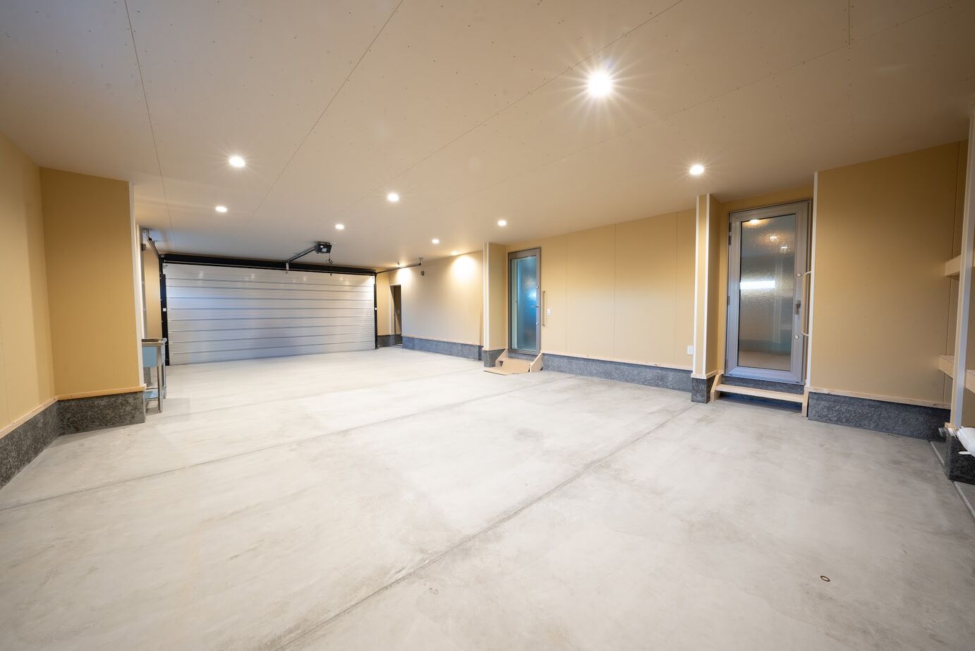 太平ホーム北海道 【ビルトインガレージ】スタイリッシュな内観が印象的なエレベーターのある家の建築実例画像4