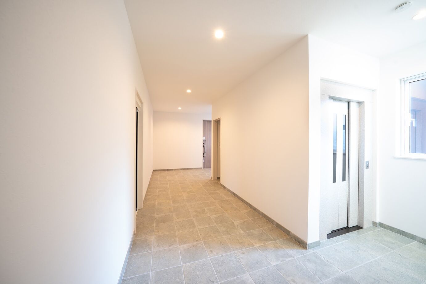 太平ホーム北海道 【ビルトインガレージ】スタイリッシュな内観が印象的なエレベーターのある家の建築実例画像5