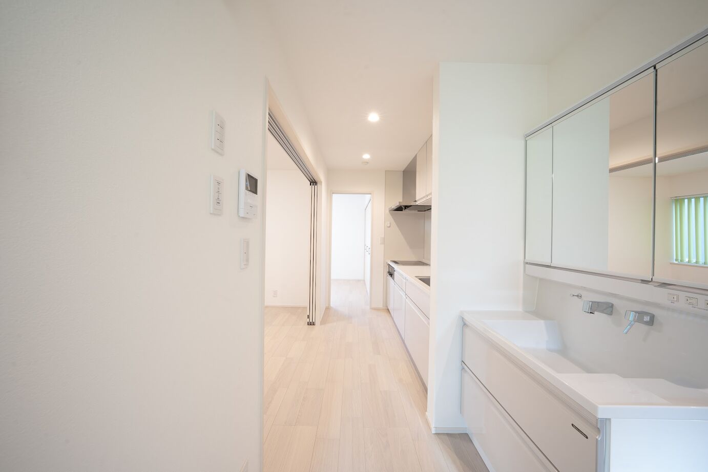 太平ホーム北海道 【ビルトインガレージ】スタイリッシュな内観が印象的なエレベーターのある家の建築実例画像7