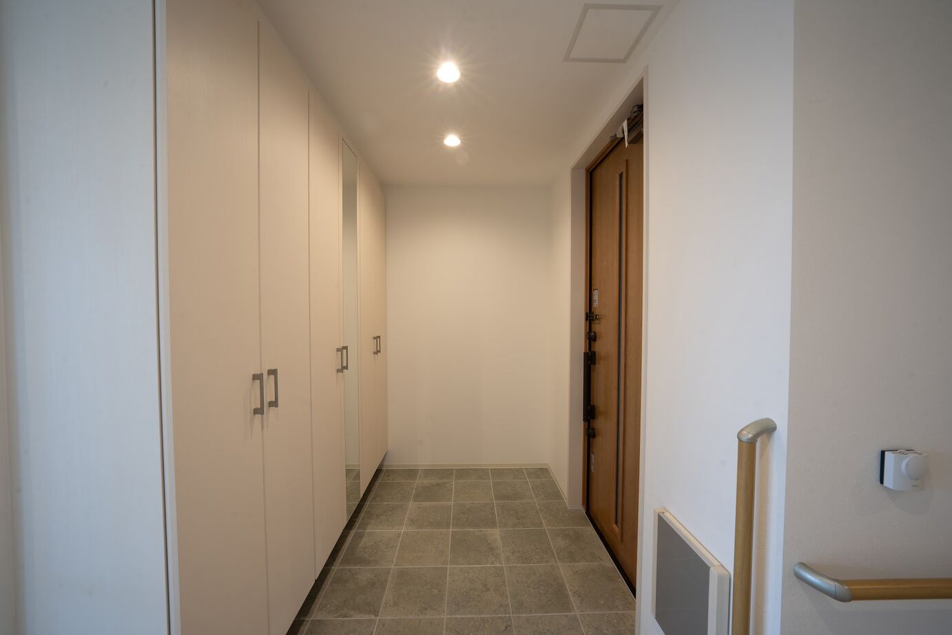 太平ホーム北海道 【ビルトインガレージ】スタイリッシュな内観が印象的なエレベーターのある家の建築実例画像8