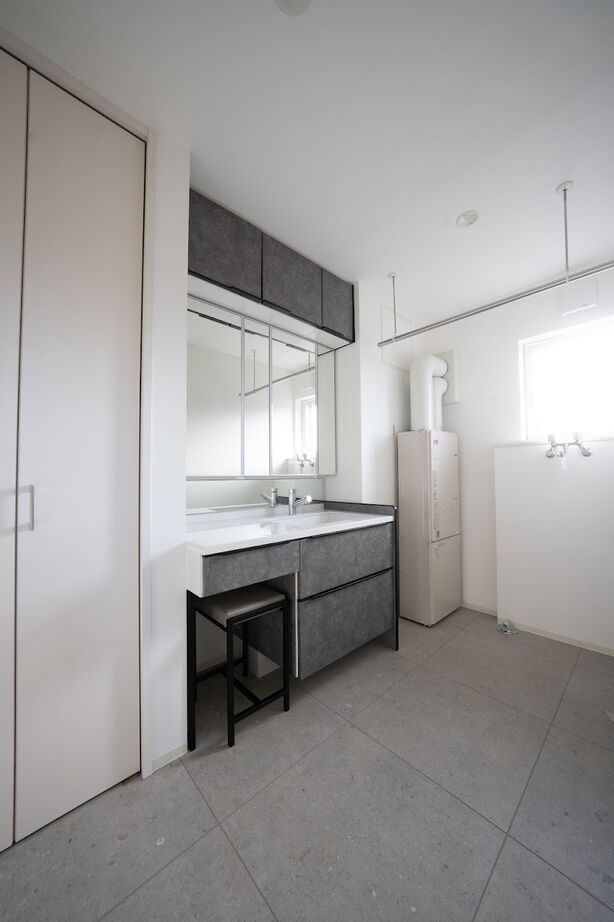 太平ホーム北海道 【ビルトインガレージ】スタイリッシュな内観が印象的なエレベーターのある家の建築実例画像9