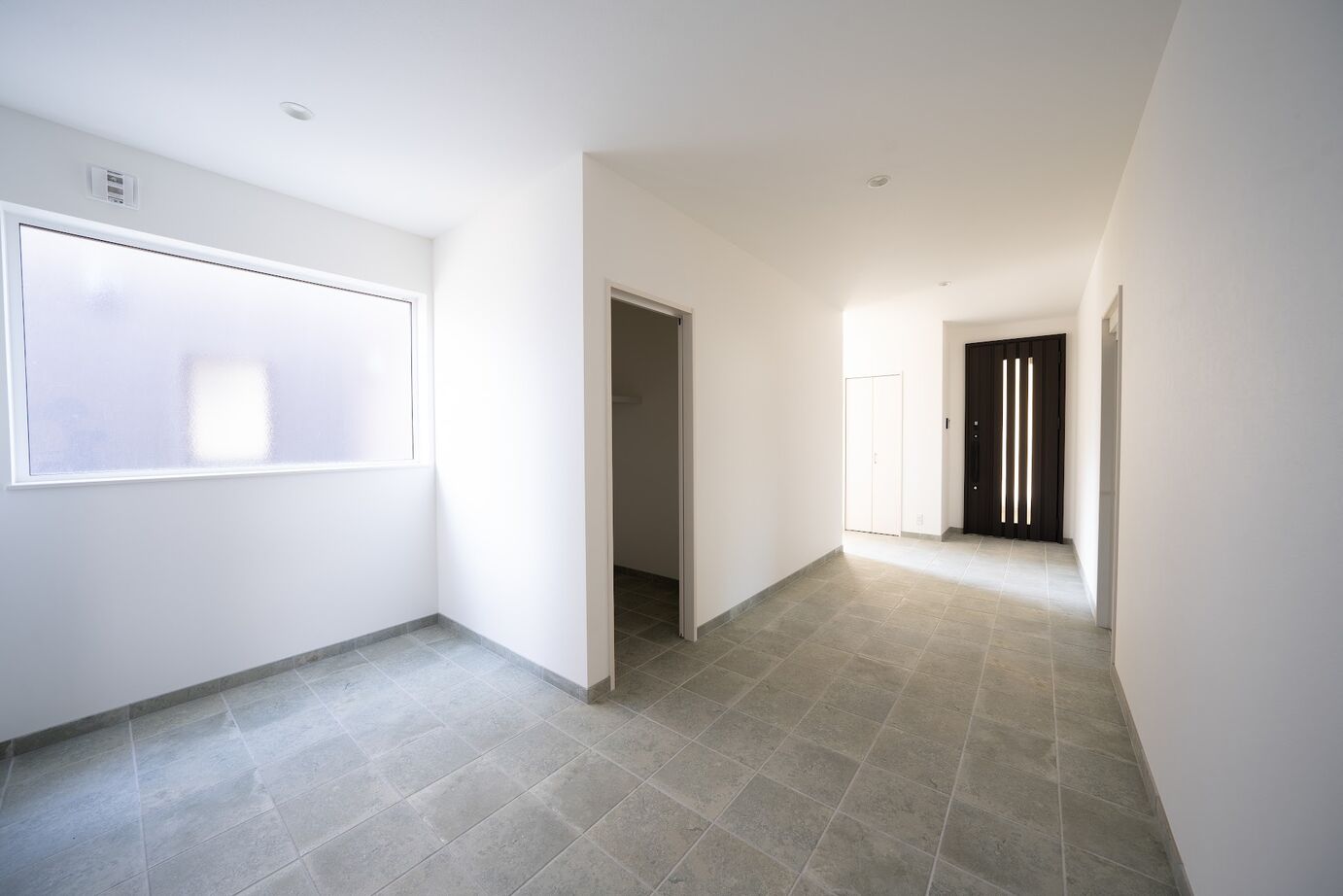 太平ホーム北海道 【ビルトインガレージ】スタイリッシュな内観が印象的なエレベーターのある家の建築実例画像10