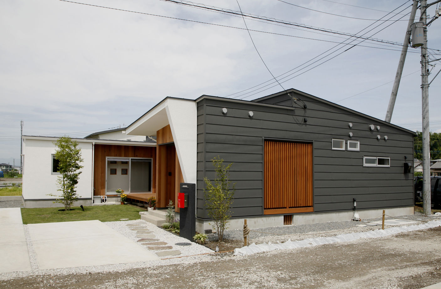 タツホーム　竜建 【平屋/本体価格1890万円/38坪】アクセントカラーでさりげなく遊び心を。季節を伝える緑樹を囲む家の建築実例画像2