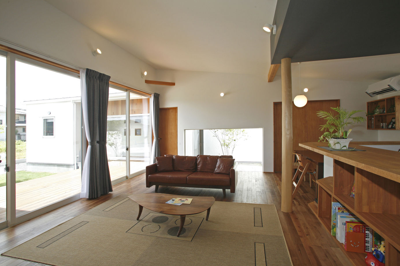 タツホーム　竜建 【平屋/本体価格1890万円/38坪】アクセントカラーでさりげなく遊び心を。季節を伝える緑樹を囲む家の建築実例画像4