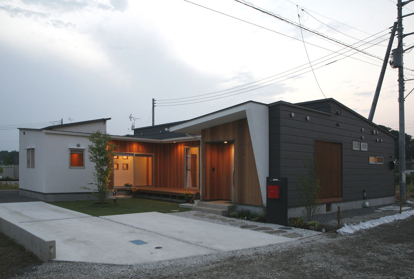 タツホーム　竜建 【平屋/本体価格1890万円/38坪】アクセントカラーでさりげなく遊び心を。季節を伝える緑樹を囲む家の建築実例画像5