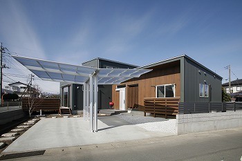 タツホーム　竜建 【本体価格1790万円/39坪】深緑色のガルバリウムと無垢材との調和が美しい意匠の畳ダイニングの家の建築実例画像2