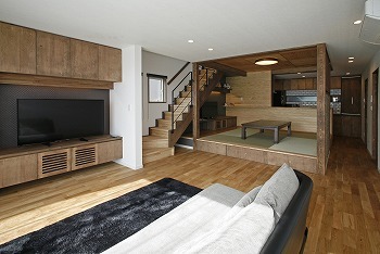 タツホーム　竜建 【本体価格1790万円/39坪】深緑色のガルバリウムと無垢材との調和が美しい意匠の畳ダイニングの家の建築実例画像3