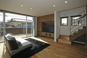 タツホーム　竜建 【本体価格1790万円/39坪】深緑色のガルバリウムと無垢材との調和が美しい意匠の畳ダイニングの家の建築実例画像4