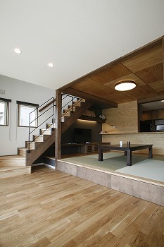 タツホーム　竜建 【本体価格1790万円/39坪】深緑色のガルバリウムと無垢材との調和が美しい意匠の畳ダイニングの家の建築実例画像5