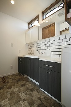 タツホーム　竜建 【本体価格1790万円/39坪】深緑色のガルバリウムと無垢材との調和が美しい意匠の畳ダイニングの家の建築実例画像7