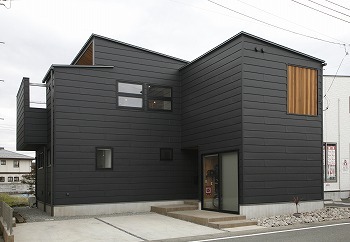 タツホーム　竜建 【本体価格1665万円/34坪】空へ視線が抜ける2階リビング。暮らしやすさとカッコよさを追求したデザイン住宅の建築実例画像2