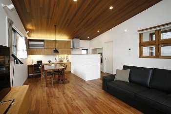 タツホーム　竜建 【本体価格1665万円/34坪】空へ視線が抜ける2階リビング。暮らしやすさとカッコよさを追求したデザイン住宅の建築実例画像4