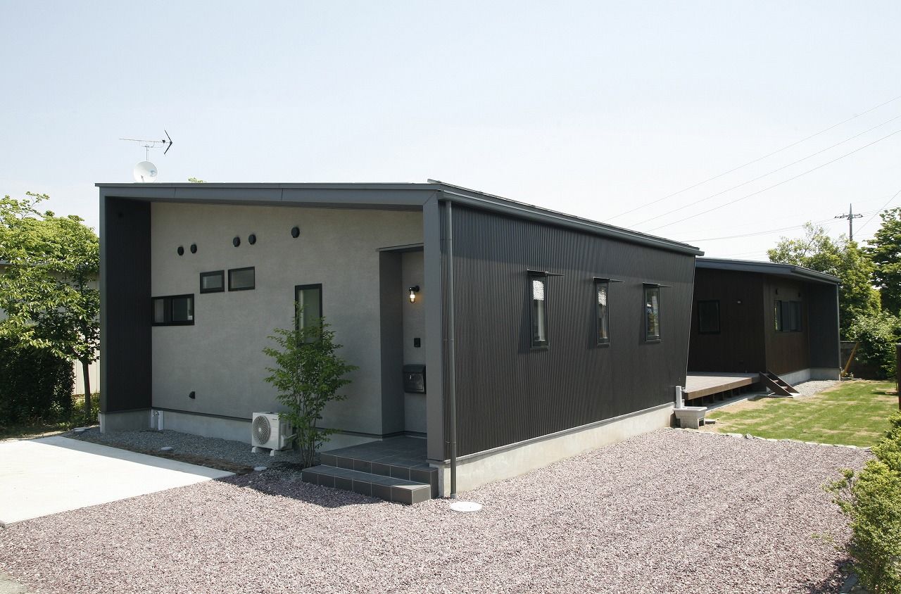 タツホーム　竜建 【平屋/1835万円/37坪】コの字型に合わせたウッドデッキで室内と外を自由に繋ぐ開放感溢れる平屋の建築実例画像2