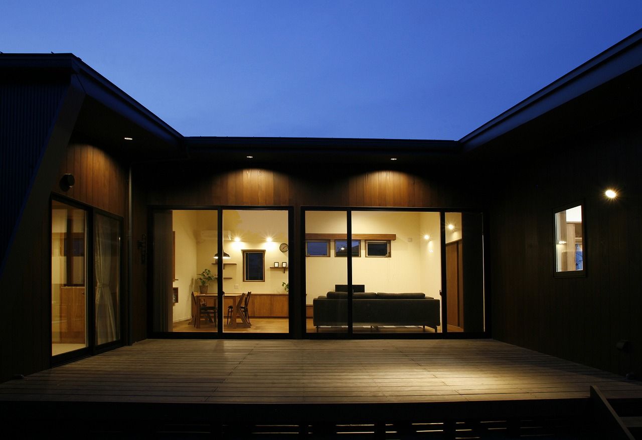 タツホーム　竜建 【平屋/1835万円/37坪】コの字型に合わせたウッドデッキで室内と外を自由に繋ぐ開放感溢れる平屋の建築実例画像9