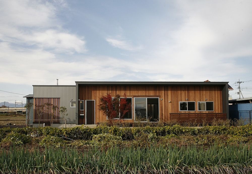 タツホーム　竜建 【1918万円/40坪】無垢材が住まいに表情をプラス。視線が抜ける中庭のある平屋の住まいの建築実例画像2