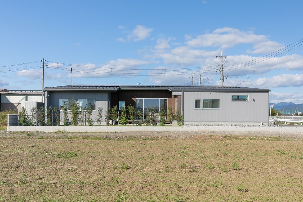 タツホーム　竜建 リビングとウッドデッキがつなぐ、家族の時間を育むモダンな平屋住宅の建築実例画像