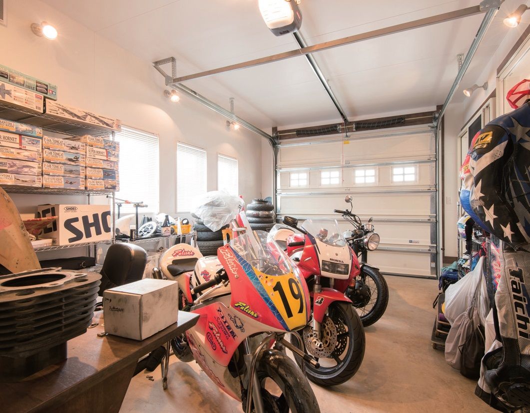 ホビースタイル　角屋工業 ガレージにバイク・スケートボード・プラモデルなど趣味を詰め込んだ　カバードポーチとらせん階段のある家の建築実例画像2