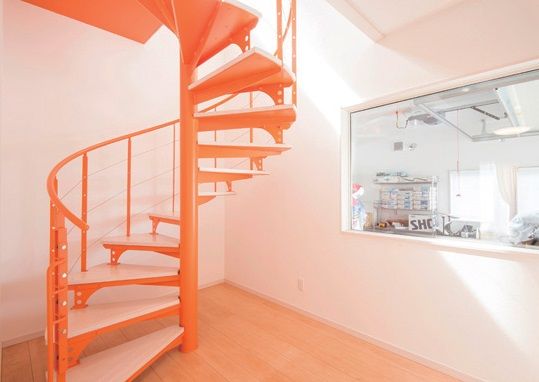 ホビースタイル　角屋工業 ガレージにバイク・スケートボード・プラモデルなど趣味を詰め込んだ　カバードポーチとらせん階段のある家の建築実例画像3