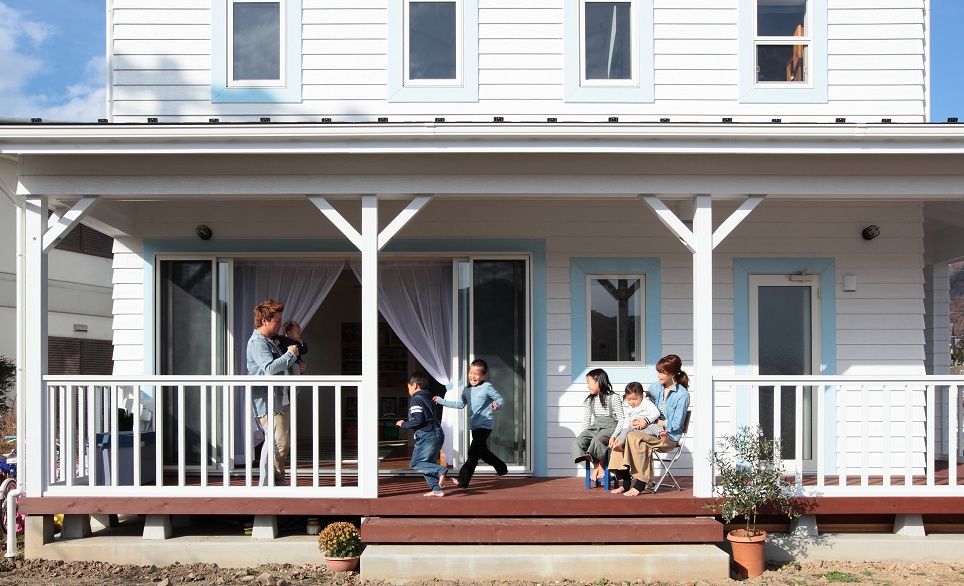 ホビースタイル　角屋工業 色やヴィンテージ加工で個性を演出　家の半周をカバードポーチが囲むカリフォルニアスタイルの家の建築実例画像1