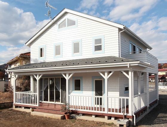 ホビースタイル　角屋工業 色やヴィンテージ加工で個性を演出　家の半周をカバードポーチが囲むカリフォルニアスタイルの家の建築実例画像2