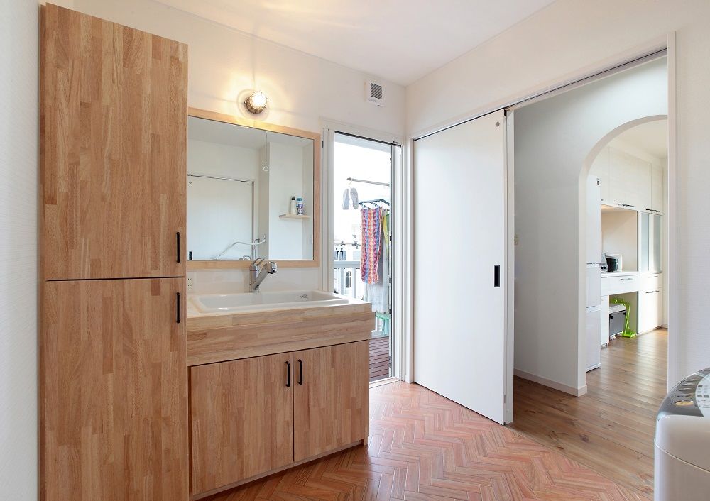 ホビースタイル　角屋工業 色やヴィンテージ加工で個性を演出　家の半周をカバードポーチが囲むカリフォルニアスタイルの家の建築実例画像8