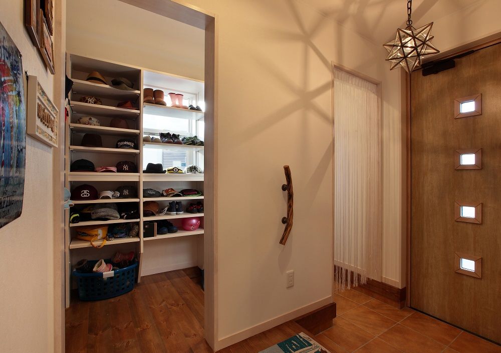 ホビースタイル　角屋工業 色やヴィンテージ加工で個性を演出　家の半周をカバードポーチが囲むカリフォルニアスタイルの家の建築実例画像9