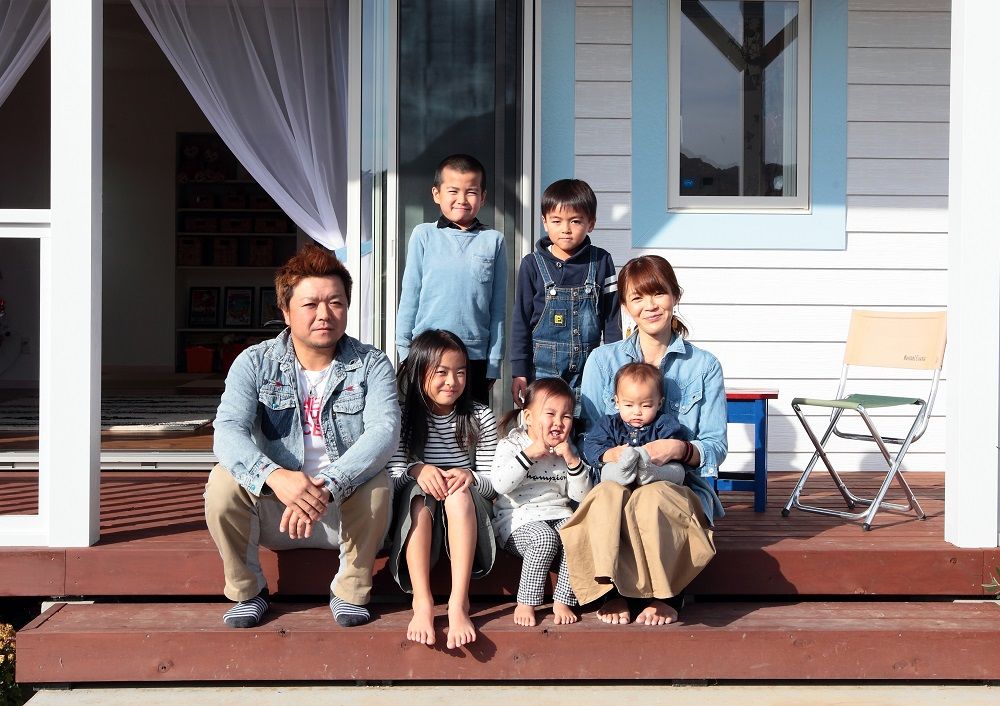 ホビースタイル　角屋工業 色やヴィンテージ加工で個性を演出　家の半周をカバードポーチが囲むカリフォルニアスタイルの家の建築実例画像10