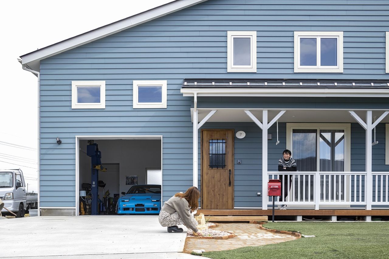 ホビースタイル　角屋工業 圧巻のリフト付ガレージで趣味も夫婦一緒の時間も楽しい！ラップサイディングが際立つアーリーアメリカンの建築実例画像1