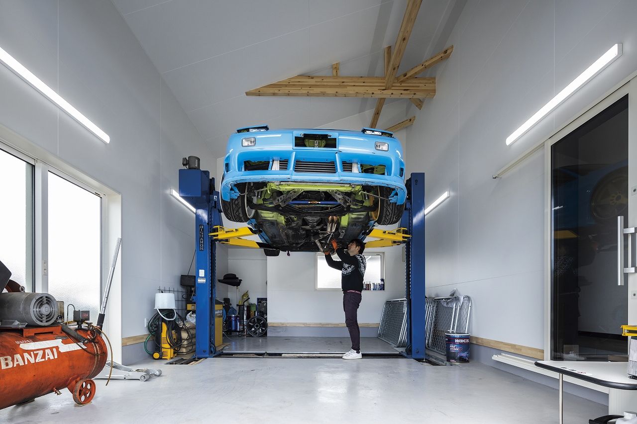 ホビースタイル　角屋工業 圧巻のリフト付ガレージで趣味も夫婦一緒の時間も楽しい！ラップサイディングが際立つアーリーアメリカンの建築実例画像2