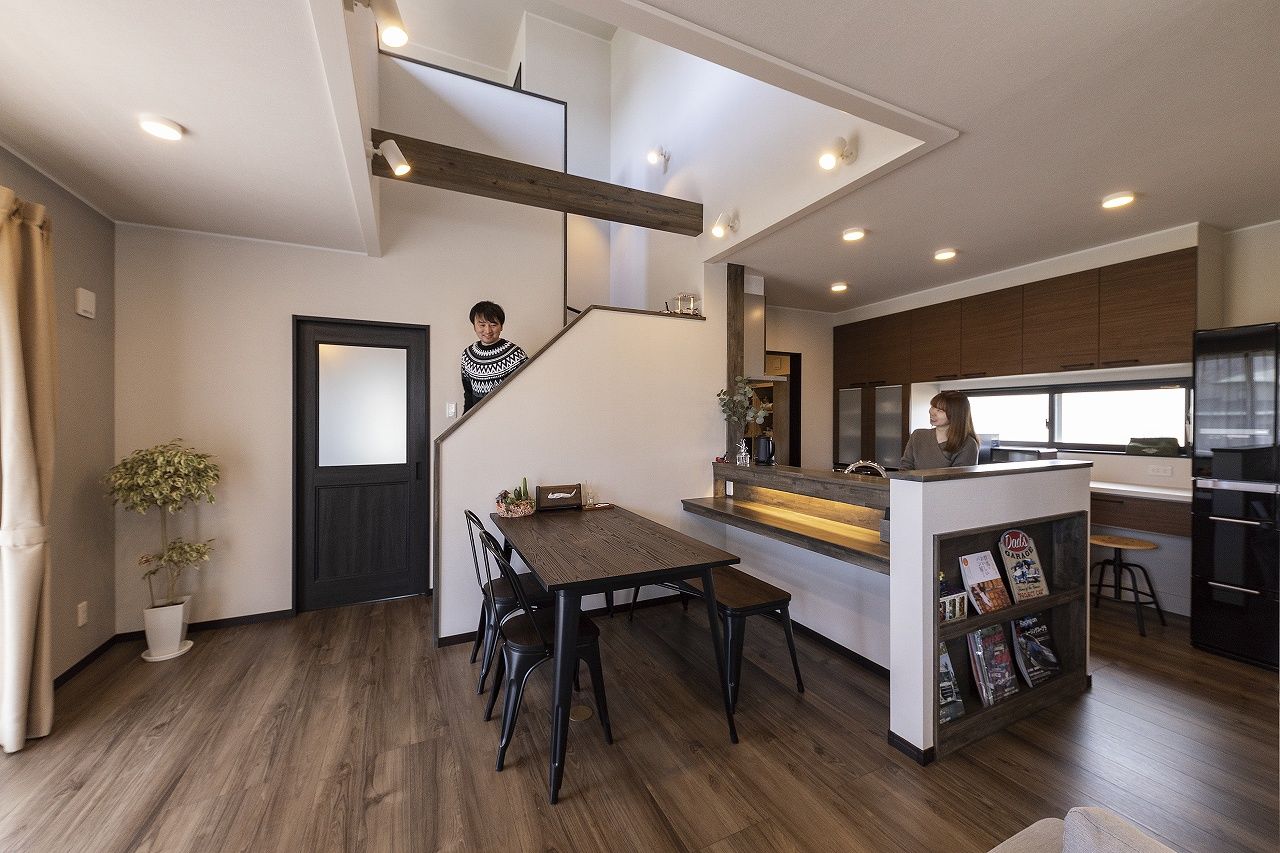 ホビースタイル　角屋工業 圧巻のリフト付ガレージで趣味も夫婦一緒の時間も楽しい！ラップサイディングが際立つアーリーアメリカンの建築実例画像3