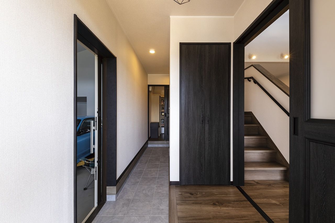 ホビースタイル　角屋工業 圧巻のリフト付ガレージで趣味も夫婦一緒の時間も楽しい！ラップサイディングが際立つアーリーアメリカンの建築実例画像4