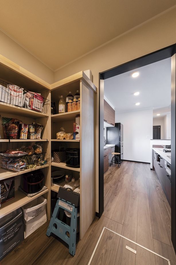 ホビースタイル　角屋工業 圧巻のリフト付ガレージで趣味も夫婦一緒の時間も楽しい！ラップサイディングが際立つアーリーアメリカンの建築実例画像5