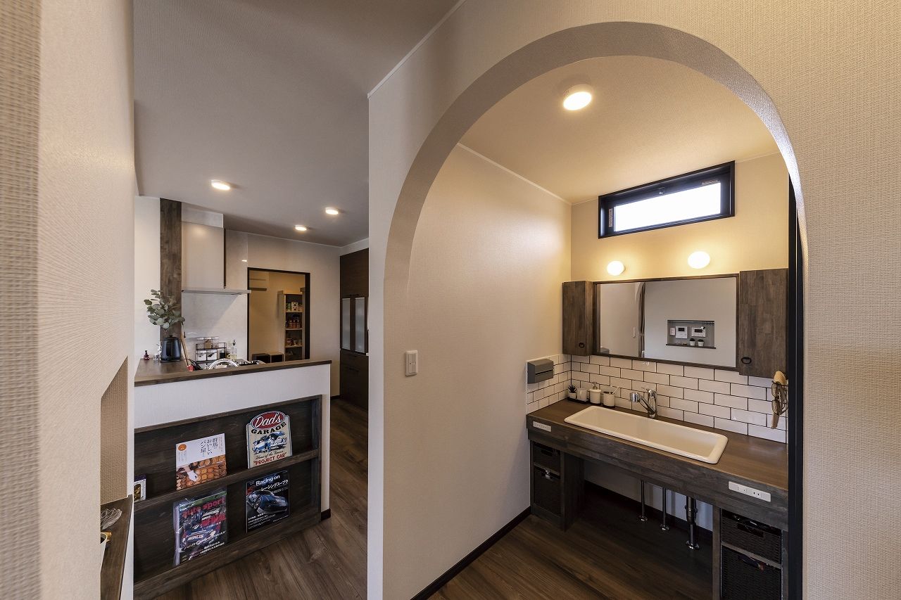 ホビースタイル　角屋工業 圧巻のリフト付ガレージで趣味も夫婦一緒の時間も楽しい！ラップサイディングが際立つアーリーアメリカンの建築実例画像6