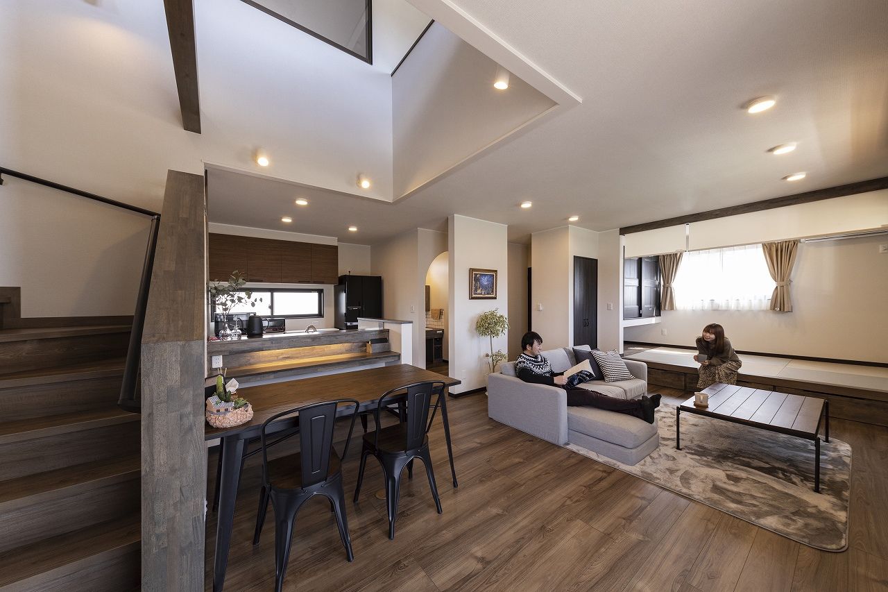 ホビースタイル　角屋工業 圧巻のリフト付ガレージで趣味も夫婦一緒の時間も楽しい！ラップサイディングが際立つアーリーアメリカンの建築実例画像7